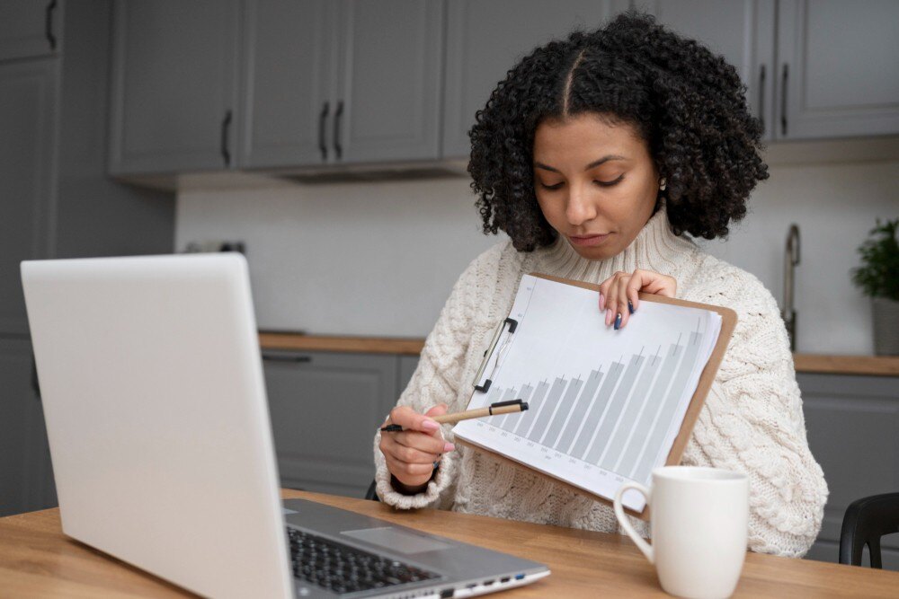 mulher a frente de notebook fazendo uma apresentação com gráficos