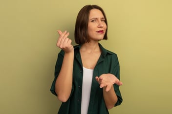 Mulher sinalizando lembrete de vencimento