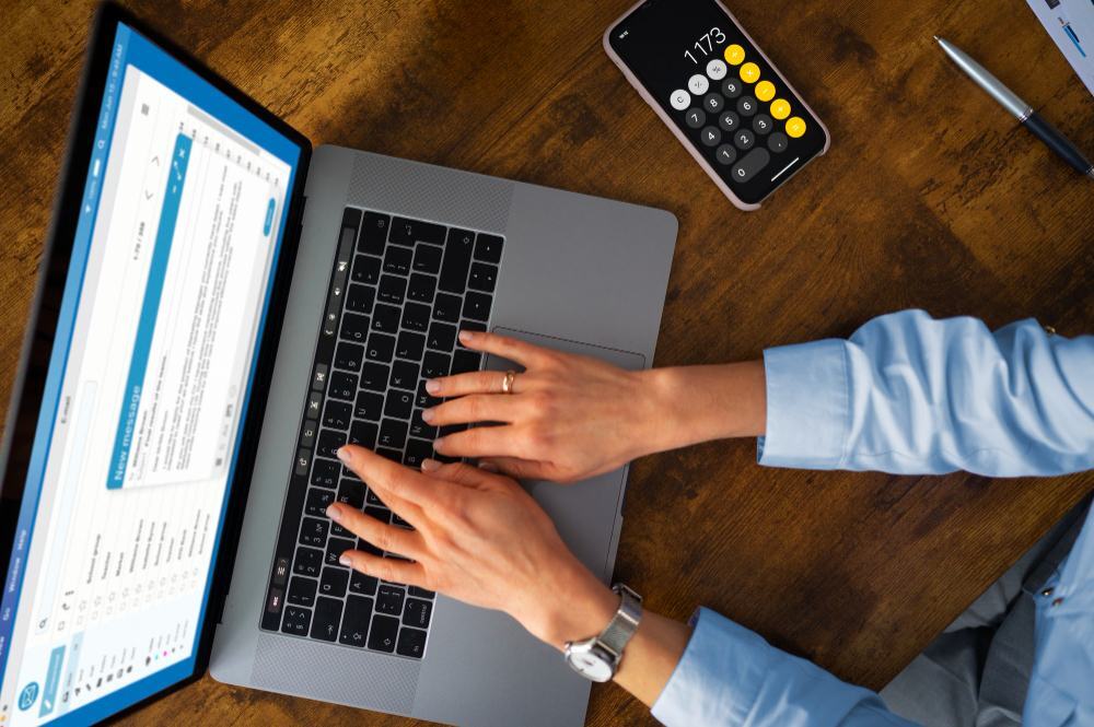 Notebook na mesa mostrando um software, que possivelmente é para evitar a inadimplência. 