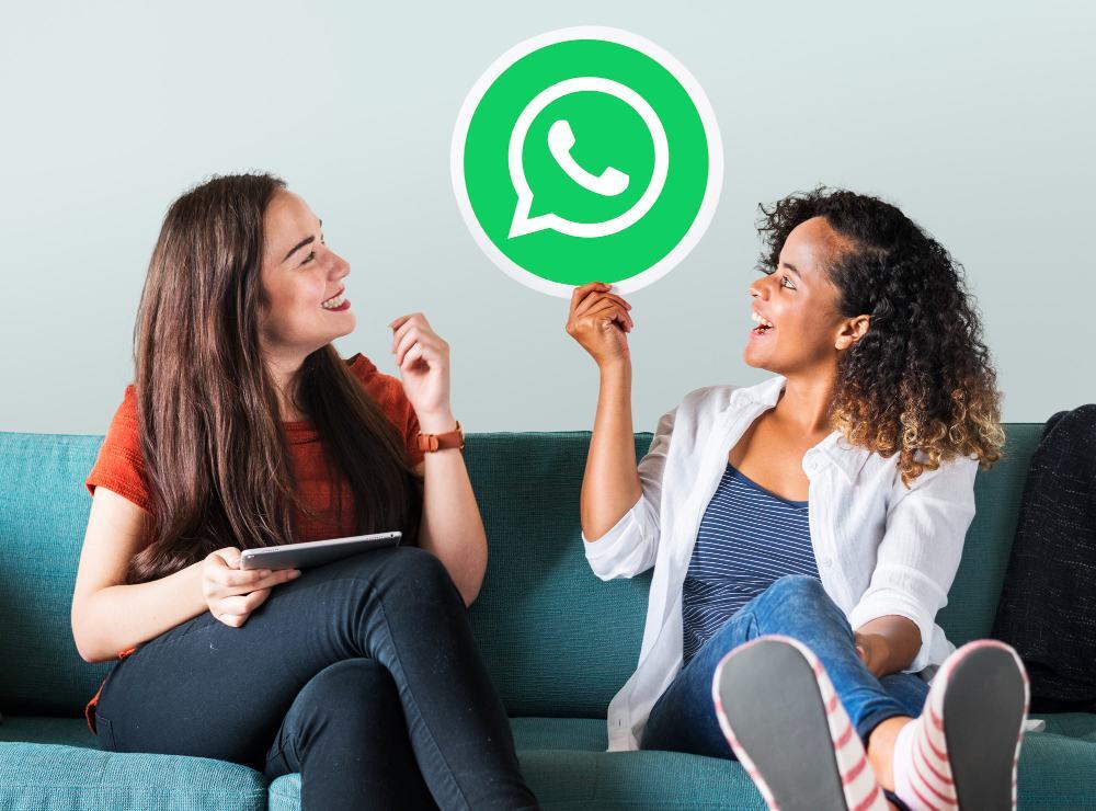 Mulheres pensando no Whatsapp como ferramenta de lembrete de vencimento